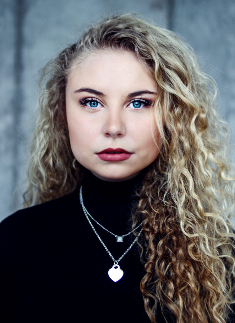 Carla schauspielerin mit blonden locken