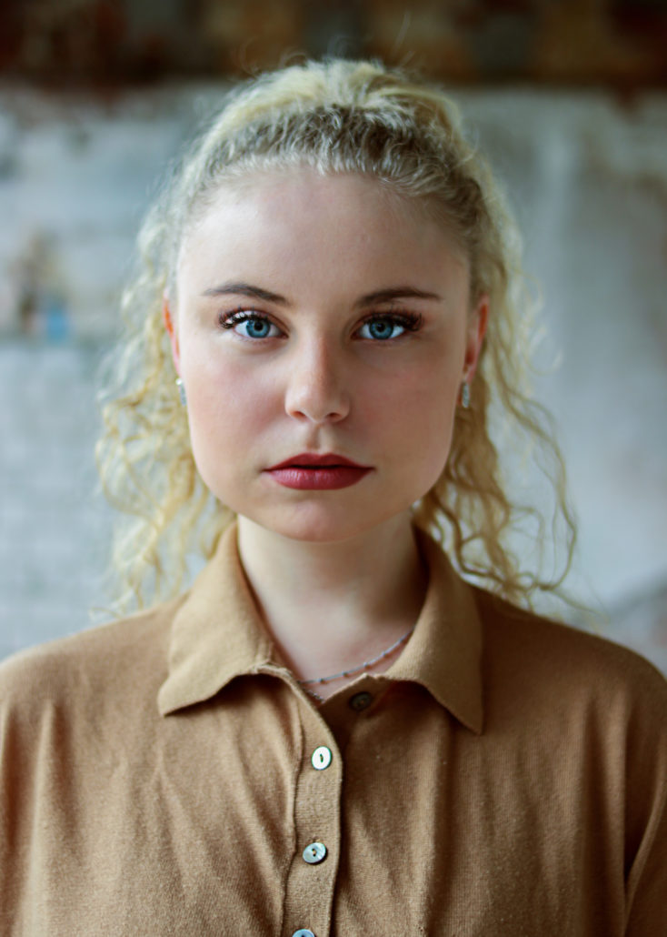 Carla schauspielerin mit blonden locken