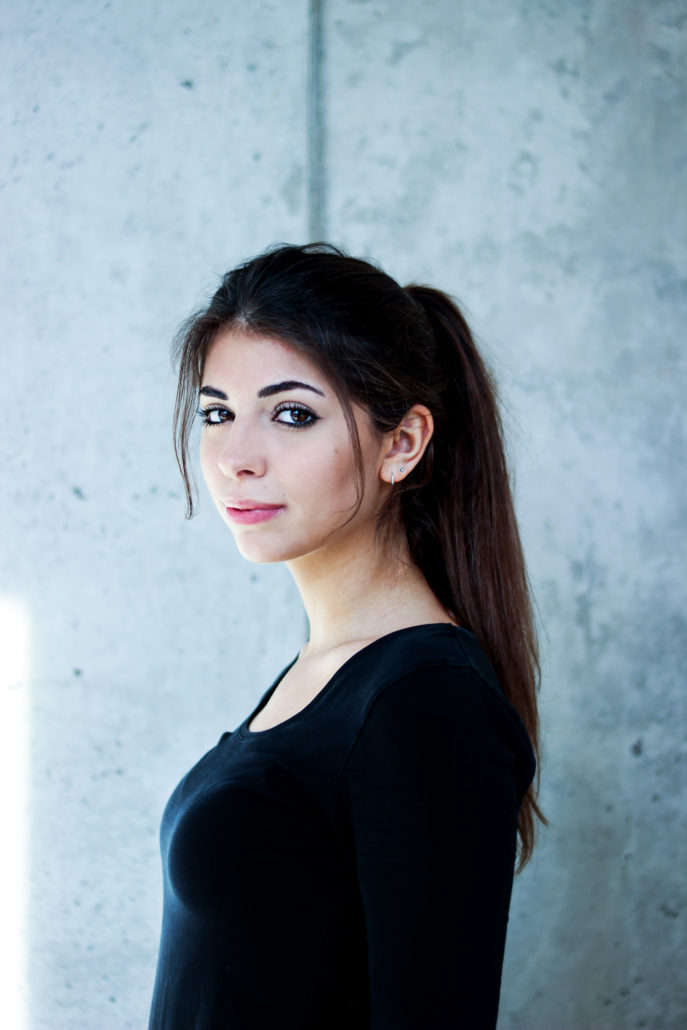 IMG_6967 merve schauspielerin mit langen braunen haaren