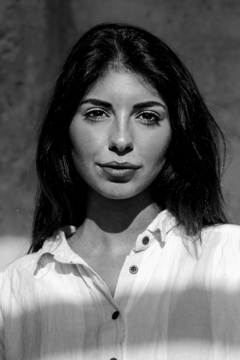 IMG_6992sw merve schauspielerin mit langen braunen haaren