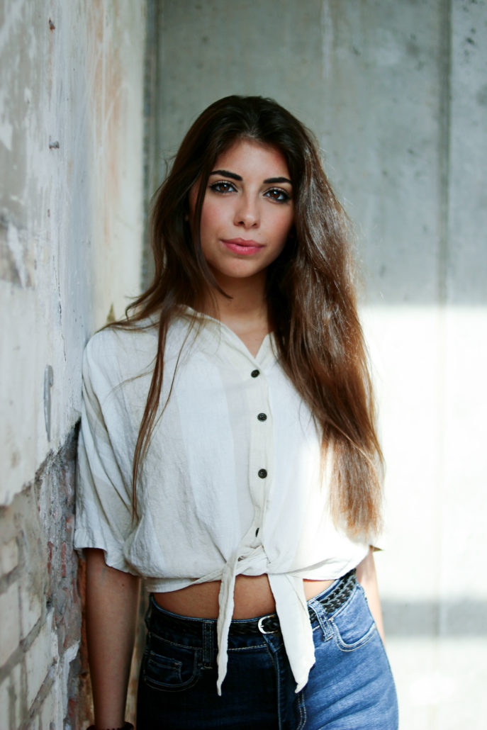 IMG_7049 merve schauspielerin mit langen braunen haaren