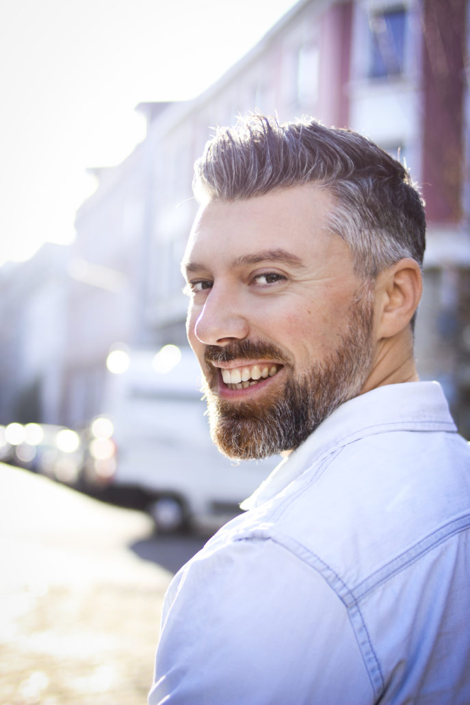 alexander schauspieler mit blauen augen lacht